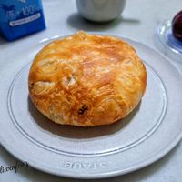 可能是半圓形餡餅、肉餡餅和文字的圖像