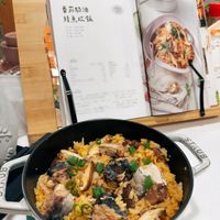 可能是炒飯、西班牙大鍋飯和文字的圖像