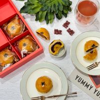 可能是水果塔、半圓形餡餅、椰子馬卡龍、蛋糕和顯示的文字是「 YUMMY YUMMY YU 」的圖像