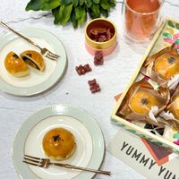 可能是蛋糕、水果塔和顯示的文字是「 YUMMY YUMMY YUM 」的圖像