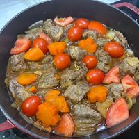 可能是快炒、燉小牛膝和肉排的圖像
