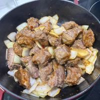 可能是肉排和燉小牛膝的圖像
