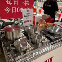 可能是 1 人、火鍋、泡茶器和顯示的文字是「 ING 每日一物 今日OL年 今日 ON 不錯钢鍋 Momen系列 親友價 最低特價 ถางโชม zwar WILL 成 ZWILLING ZWILLING 」的圖像
