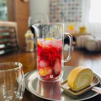 可能是蘋果、茶、泡茶器和草莓的圖像