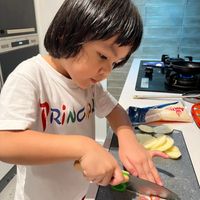 可能是 1 人、蘋果和刀的圖像
