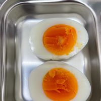 可能是水波蛋和蛋黃的圖像