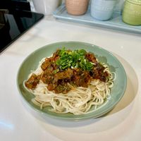 可能是炒麵、義大利麵、拉麵和麵的圖像
