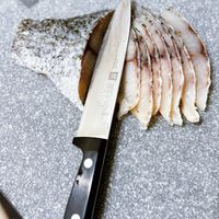 可能是煙燻鮭魚和刀的圖像