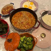可能是綠葉甘藍、北非小米飯、粥、炒飯和西班牙大鍋飯的圖像
