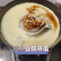 可能是肉桂捲、粥和顯示的文字是「 WED 진지 TH SAT SAT 熊魚豆腐蒸蛋 vivo vivoX70_Pro+ZEISS, X70 Pro+ +IZEISS *2025/06/18 18:17 」的圖像