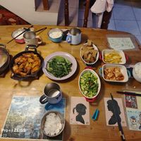 可能是 1 人、豆腐、西班牙大鍋飯和文字的圖像