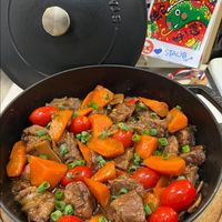 可能是快炒、燉小牛膝和文字的圖像