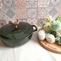 可能是洋桔梗和顯示的文字是「 STAUB staub Staub 」的圖像