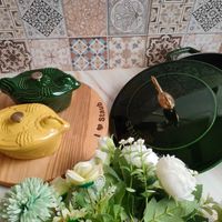 可能是泡茶器和顯示的文字是「 T Staub 」的圖像