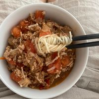 可能是炒麵、水波蛋、拉麵、義大利麵和麵的圖像