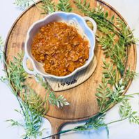 可能是食物和顯示的文字是「 IStaub taub ት STAUB TAU በ 」的圖像