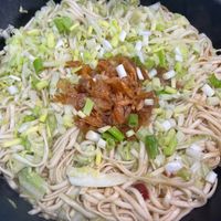 可能是義大利麵、拉麵、炒麵和麵的圖像