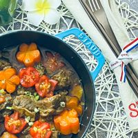 可能是燉小牛膝、肉排和顯示的文字是「 S que A旅 6TAWB staub S 」的圖像