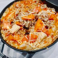 可能是西班牙大鍋飯和豆腐的圖像