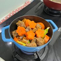 可能是燉小牛膝和豆腐的圖像
