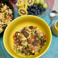 可能是肉排、豆腐、北非小米飯、炒飯和文字的圖像