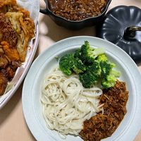 可能是麵、炒麵、拉麵和文字的圖像