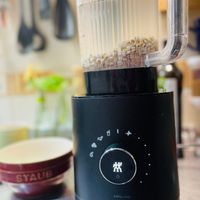 可能是研磨機、泡茶器和顯示的文字是「梵 m 」的圖像