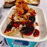 可能是炸丸子和豆腐的圖像