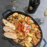可能是西班牙大鍋飯、燉小牛膝和法式長棍麵包的圖像