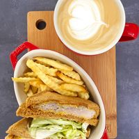 可能是總匯三明治、咖啡、雞肉三明治和文字的圖像