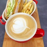 可能是咖啡杯、總匯三明治、雞肉三明治和咖啡的圖像
