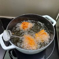 可能是炸丸子和炸魚和薯條的圖像