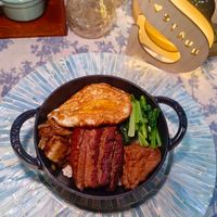 可能是肉排和燉小牛膝的圖像