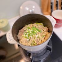 可能是義大利麵、麵、炒麵和顯示的文字是「 STAUB UB ShLe STAUB STAUB STAUS a 5 」的圖像