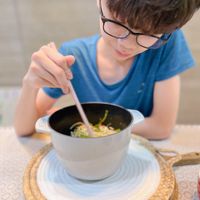 可能是 1 人、粥、麵和炒麵的圖像