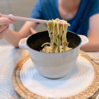 可能是 1 人、炒麵和麵的圖像