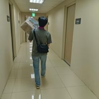 可能是 1 人、手提箱和醫院的圖像