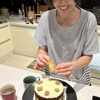 可能是 1 人和戚風蛋糕的圖像