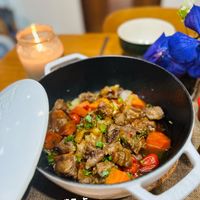 可能是豆腐、快炒、火鍋、燉小牛膝和顯示的文字是「艾蜜莉餐泉」的圖像