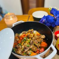 可能是火鍋、燉小牛膝、豆腐和顯示的文字是「艾蜜莉餐桌」的圖像