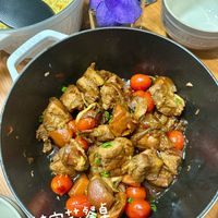 可能是燉小牛膝、豆腐、肉排和顯示的文字是「 STAE +蜜新餐泉 電 愛利食 ++兒白」的圖像