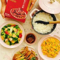 可能是炒麵、炒飯、豆腐和文字的圖像