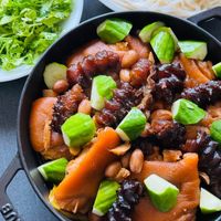 可能是香菇、豆腐、火鍋、麵和文字的圖像