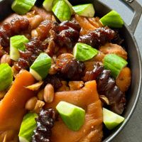 可能是香菇、燉小牛膝、豆腐和文字的圖像