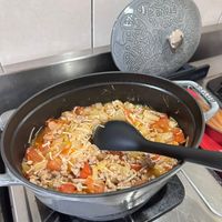 可能是字母湯、木湯匙和西班牙大鍋飯的圖像