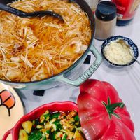 可能是火鍋、炒麵、豆腐、拉麵和麵的圖像