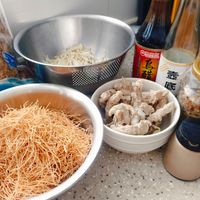 可能是炒麵、義大利麵、拉麵、豆腐、麵、香菇和文字的圖像