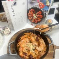 可能是西班牙大鍋飯和文字的圖像