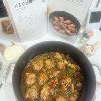 可能是燉小牛膝和文字的圖像
