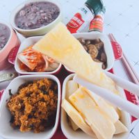 可能是粥、麵包棒、豆腐和顯示的文字是「磨坊 磨坊 EN 糖流好 香療粉 STAUD STAUB 」的圖像